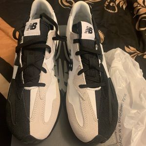 NEW BALANCE SNEAKER SIZE 7 BOYS